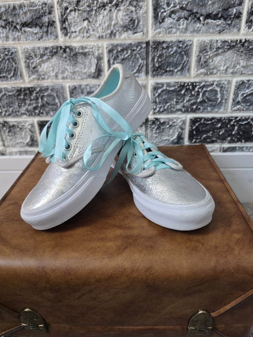 Vans Women's Glitter Silver Lace Up Fashion Sneakers Size 6